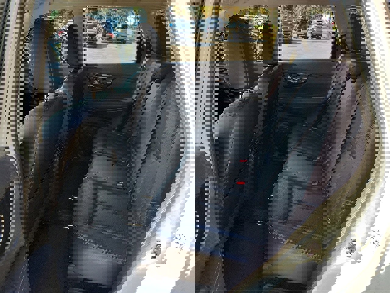 Used 2017 Nissan Rogue SL image 11