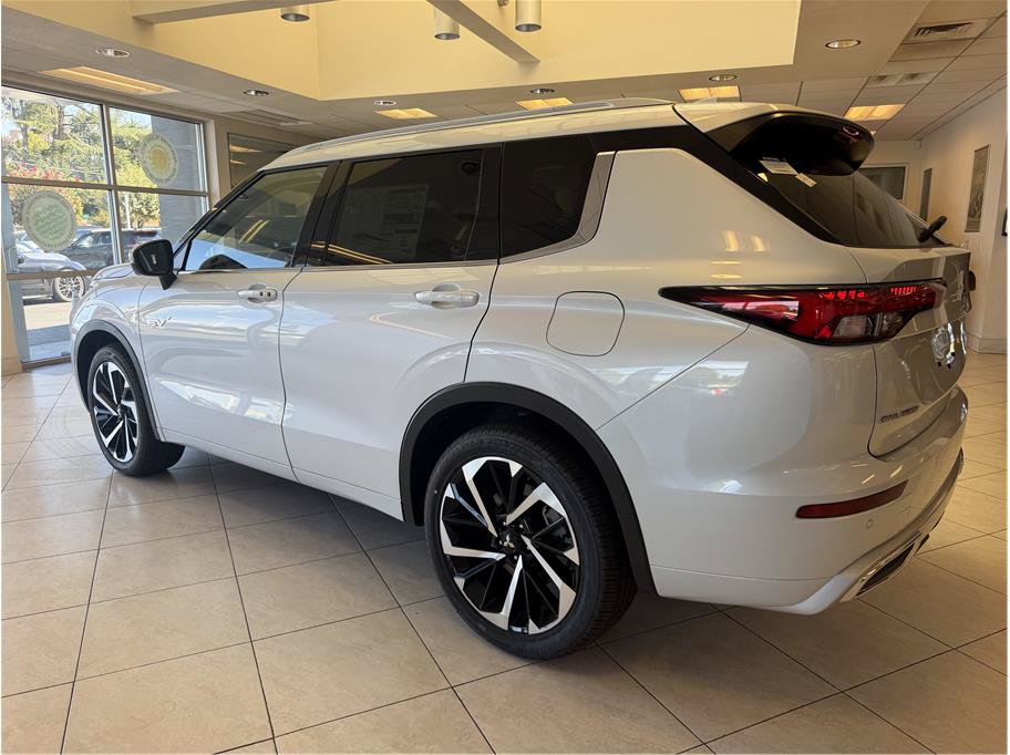 Used 2025 Mitsubishi Outlander 4WD Plug-In Hybrid image 7