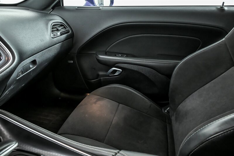 Used 2016 Dodge Challenger R/T Scat Pack w/ Leather Interior Group image 32