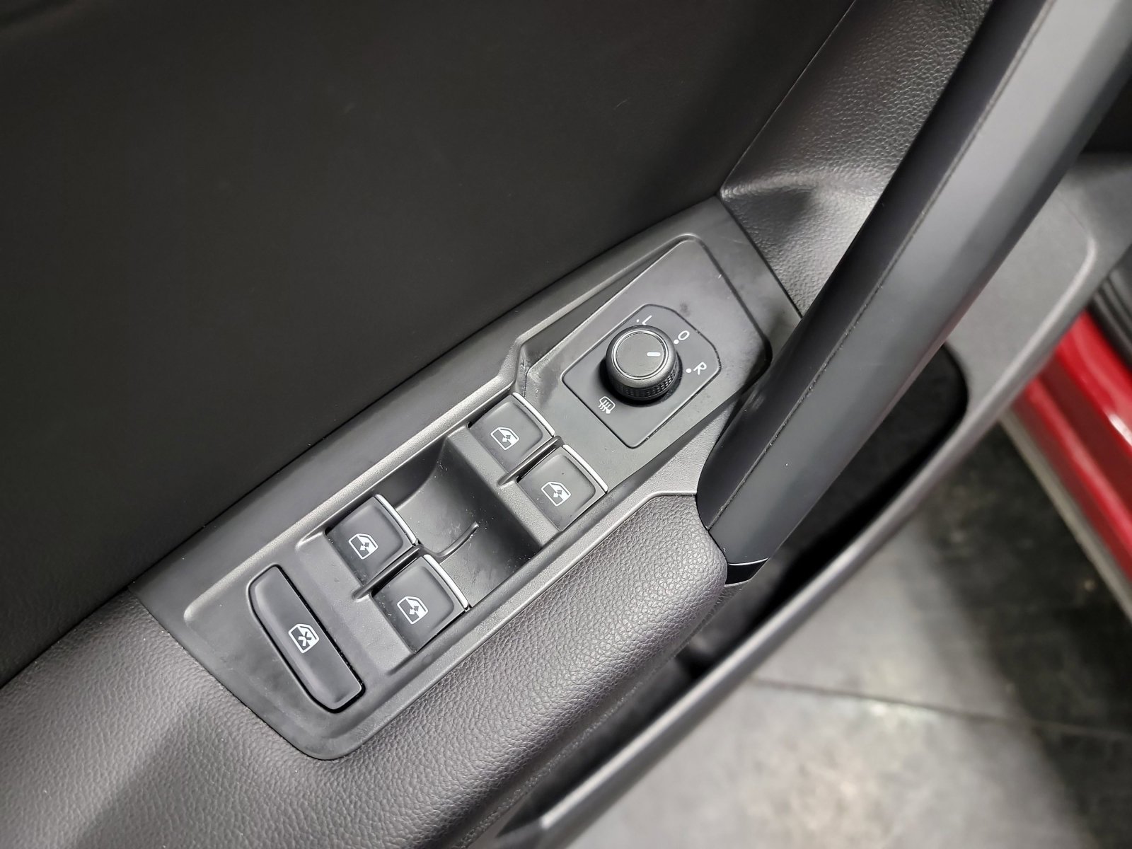 Used 2019 Volkswagen Tiguan SE w/ Panoramic Sunroof Package image 14