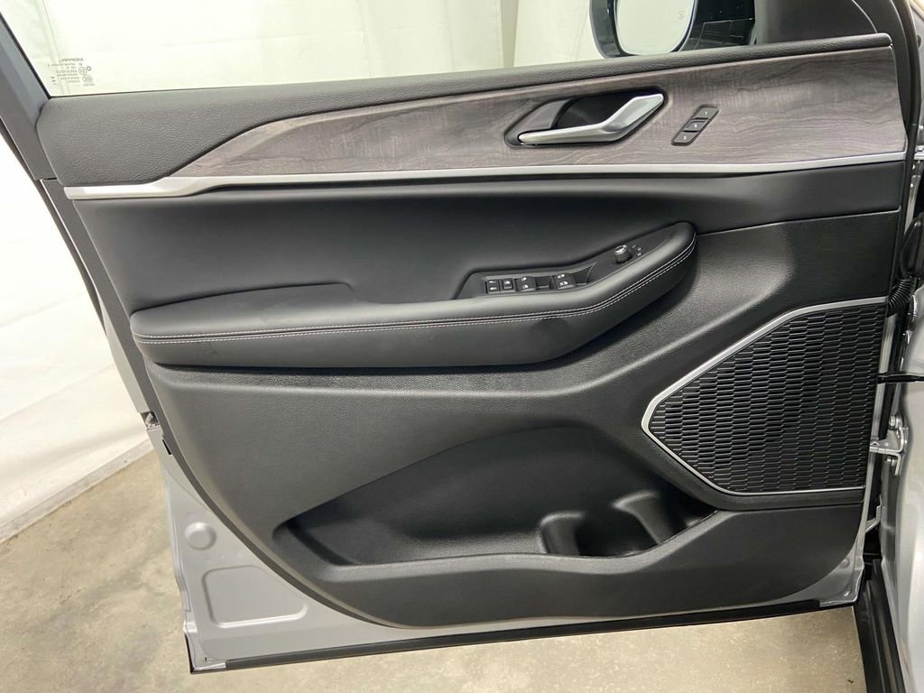 New 2025 Jeep Grand Cherokee L Limited w/ Luxury Tech Group II image 13