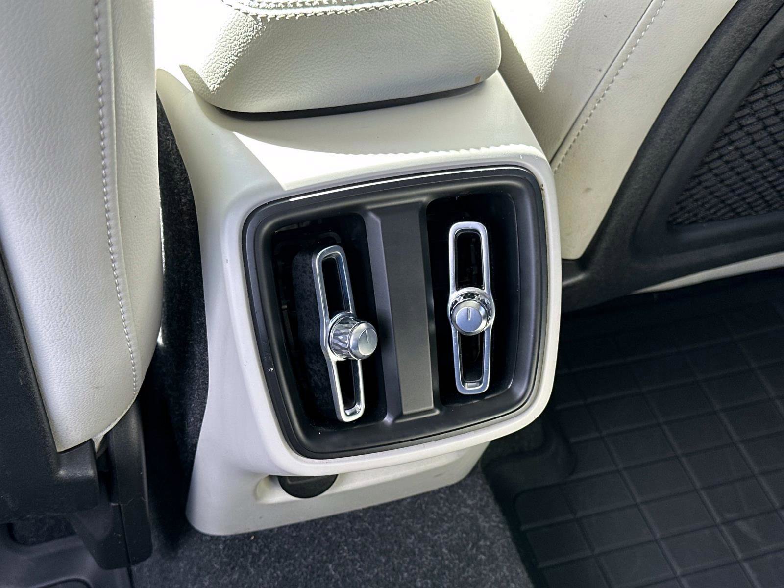 Certified 2023 Volvo XC40 B5 Plus image 15