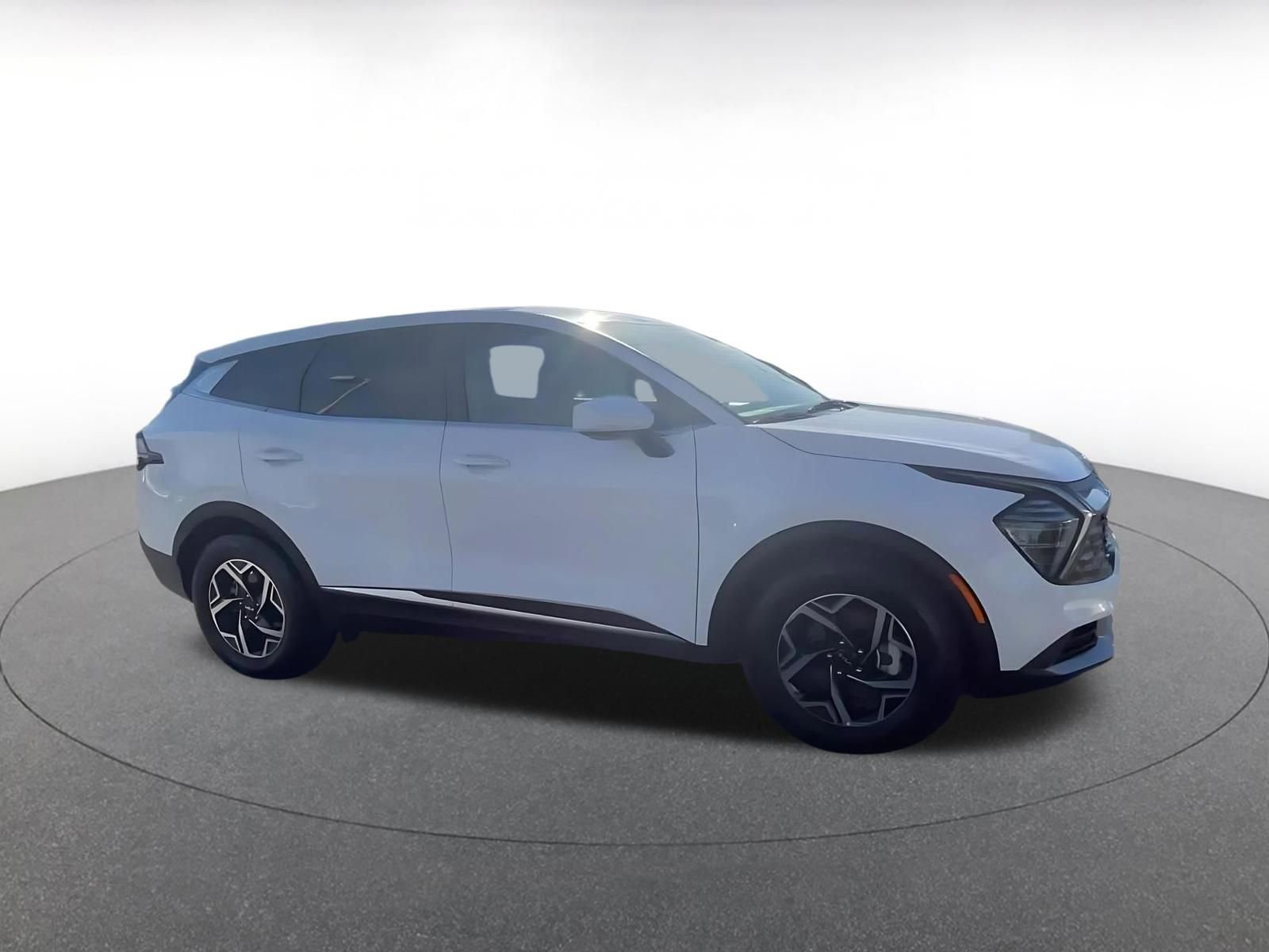 Used 2025 Kia Sportage LX FWD image 2