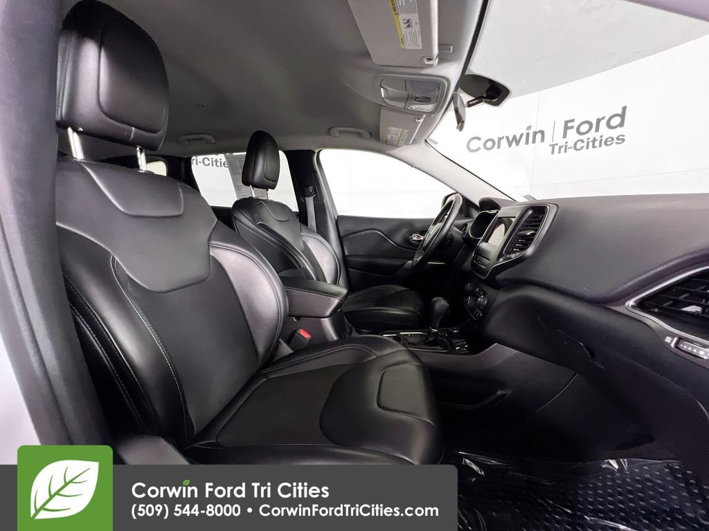 Used 2020 Jeep Cherokee Latitude Plus w/ Cold Weather Group AWD/4WD image 17
