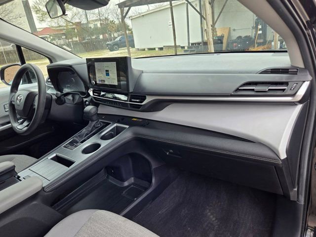 Used 2025 Toyota Sienna LE image 30