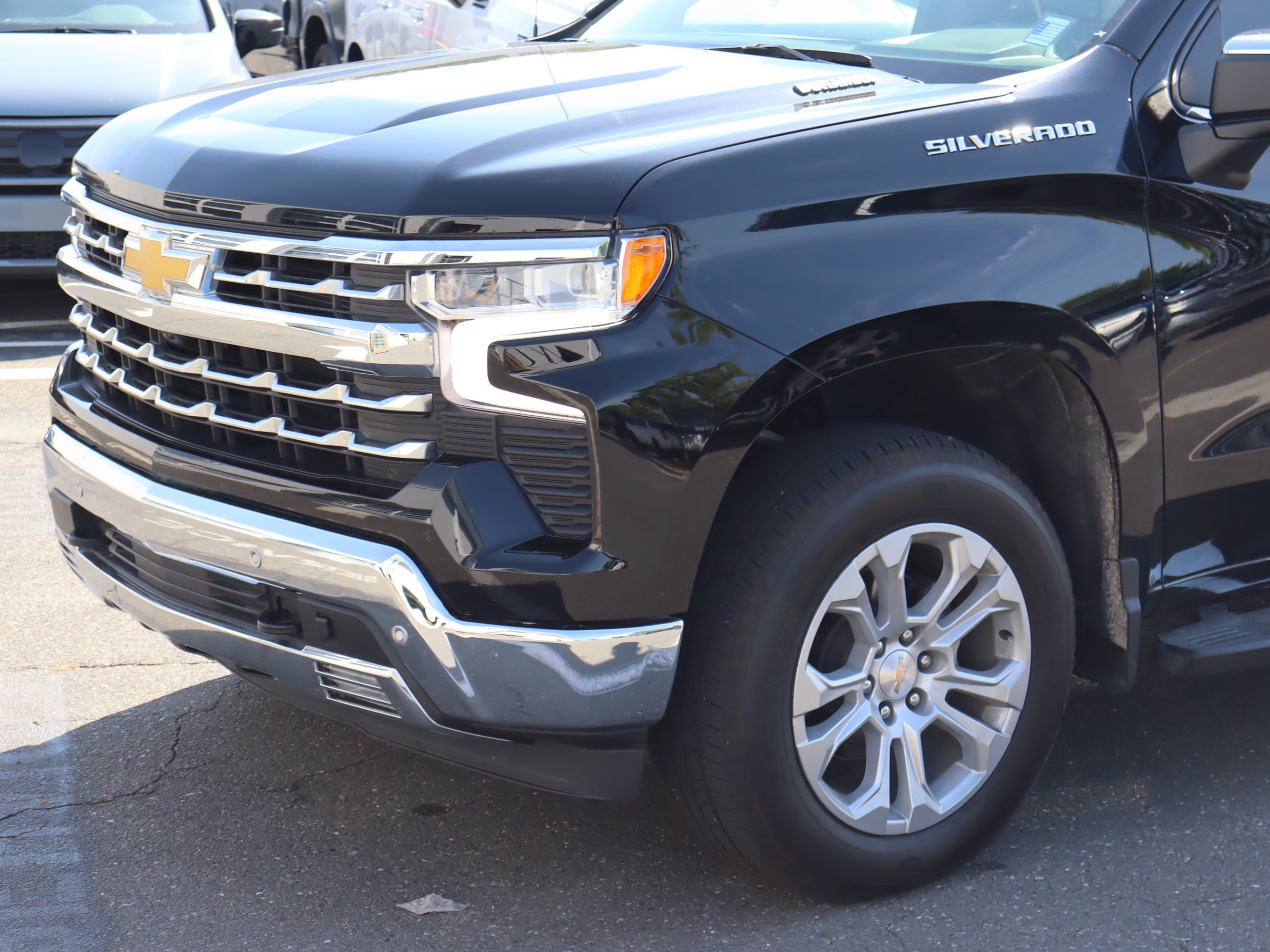 Used 2025 Chevrolet Silverado 1500 LTZ w/ LTZ Convenience Package II AWD/4WD image 17