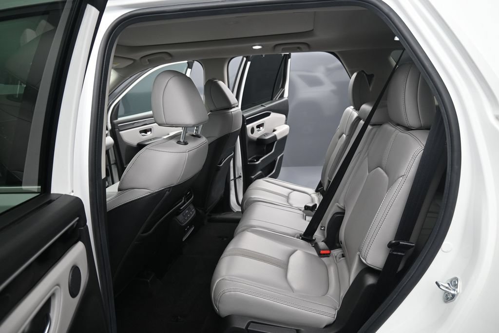 Used 2025 Honda Pilot Touring image 16