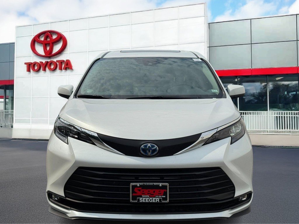 Used 2025 Toyota Sienna XLE FWD image 15