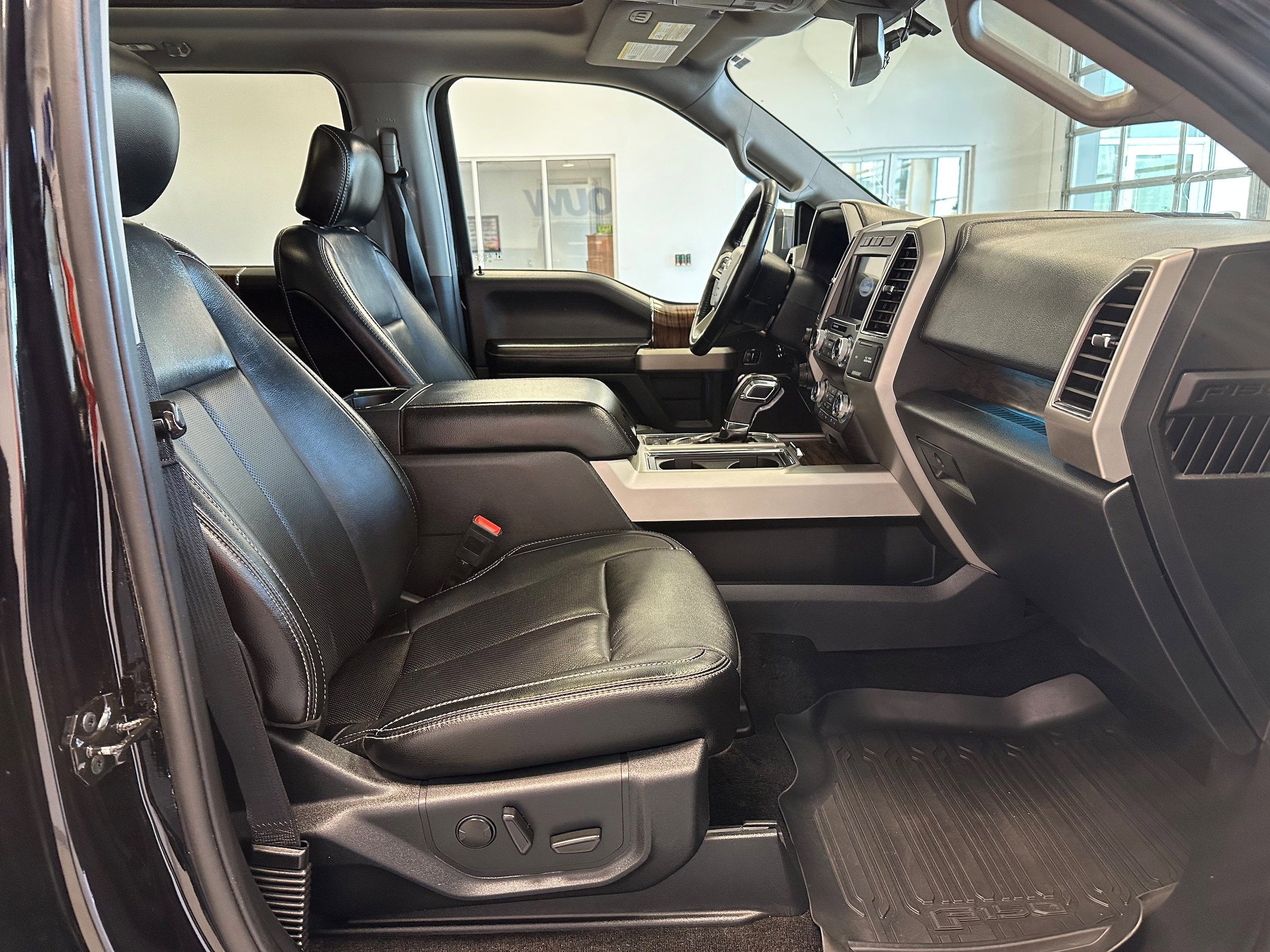 Used 2019 Ford F150 Lariat w/ Equipment Group 502A Luxury AWD/4WD image 16