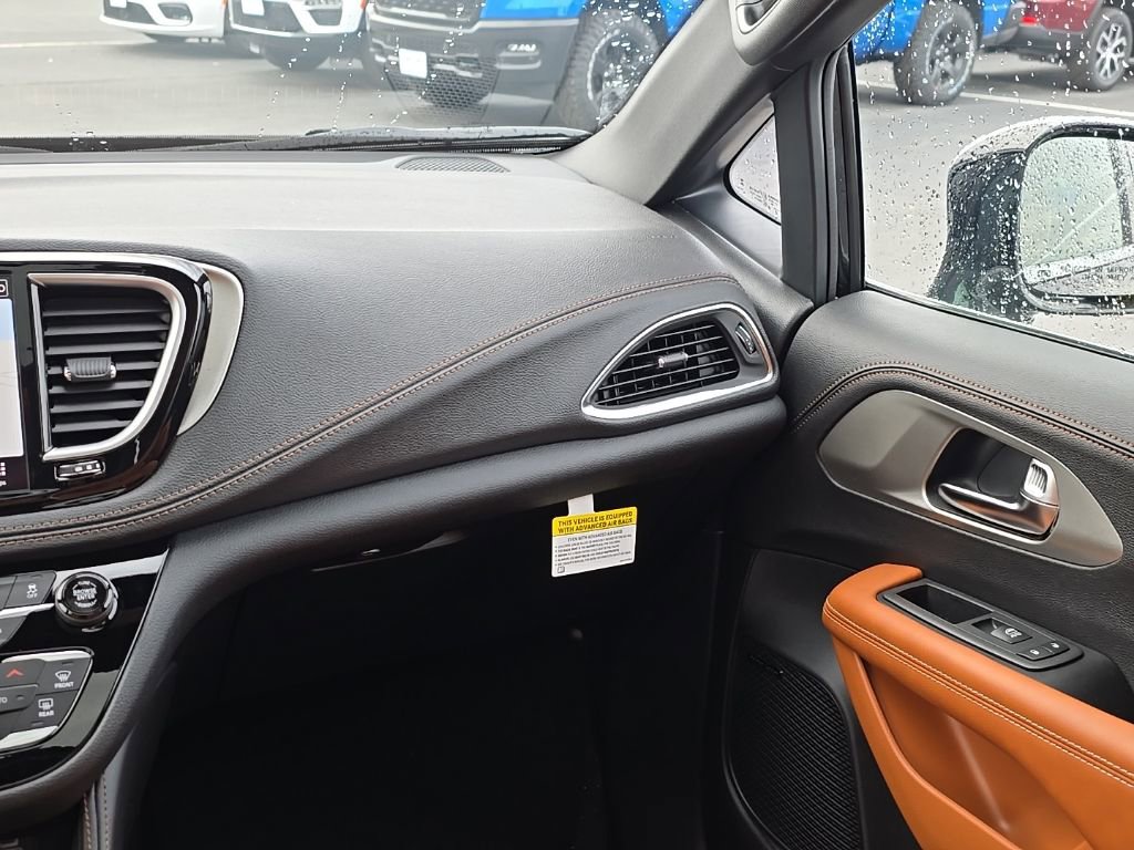 New 2026 Chrysler Pacifica Pinnacle FWD image 17