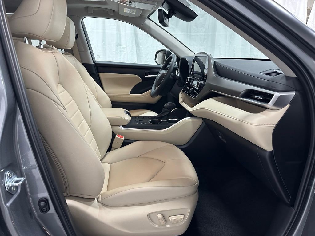 Used 2025 Toyota Highlander XLE image 66
