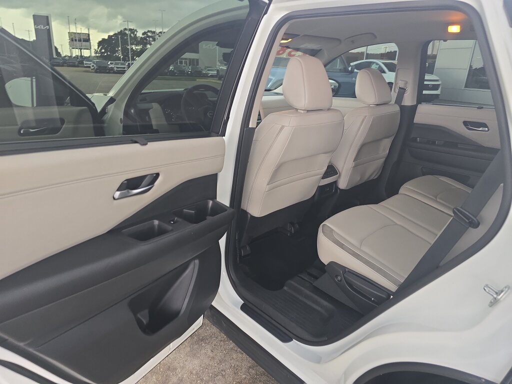 Used 2024 Nissan Pathfinder SL FWD image 15