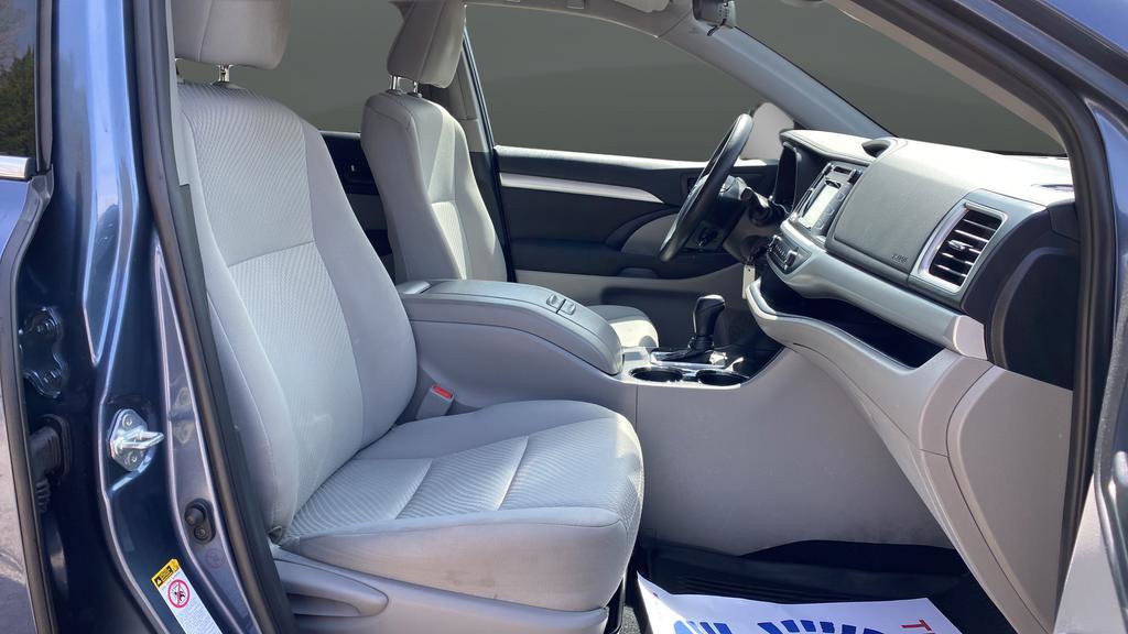 Used 2019 Toyota Highlander LE AWD/4WD image 24