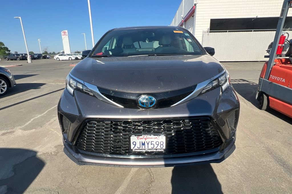 Certified 2021 Toyota Sienna XSE w/ XSE Plus Package FWD image 3