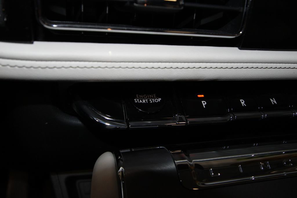 Used 2025 Lincoln Aviator AWD image 13