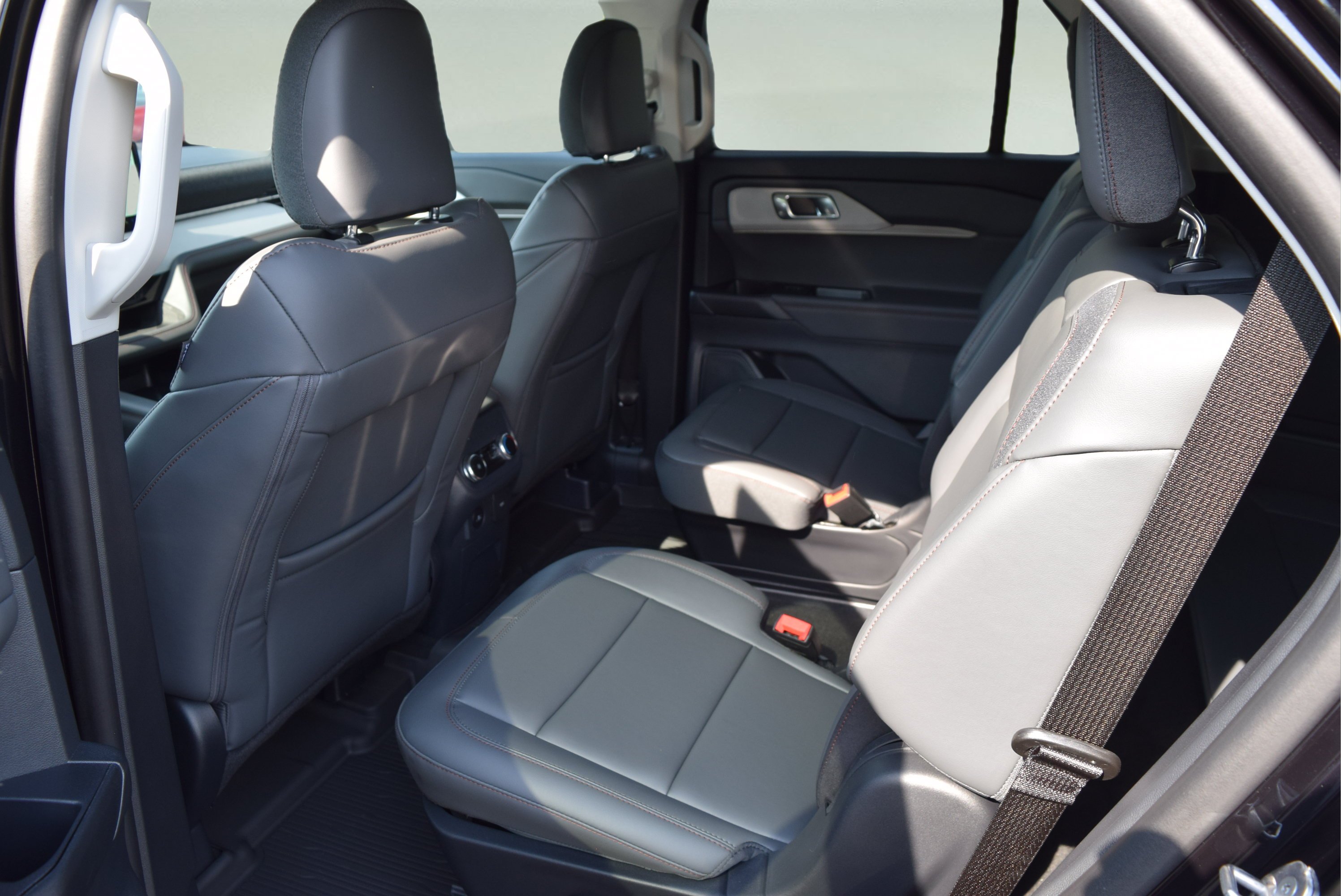 Used 2026 Ford Explorer Active w/ Active Comfort Package AWD/4WD image 8