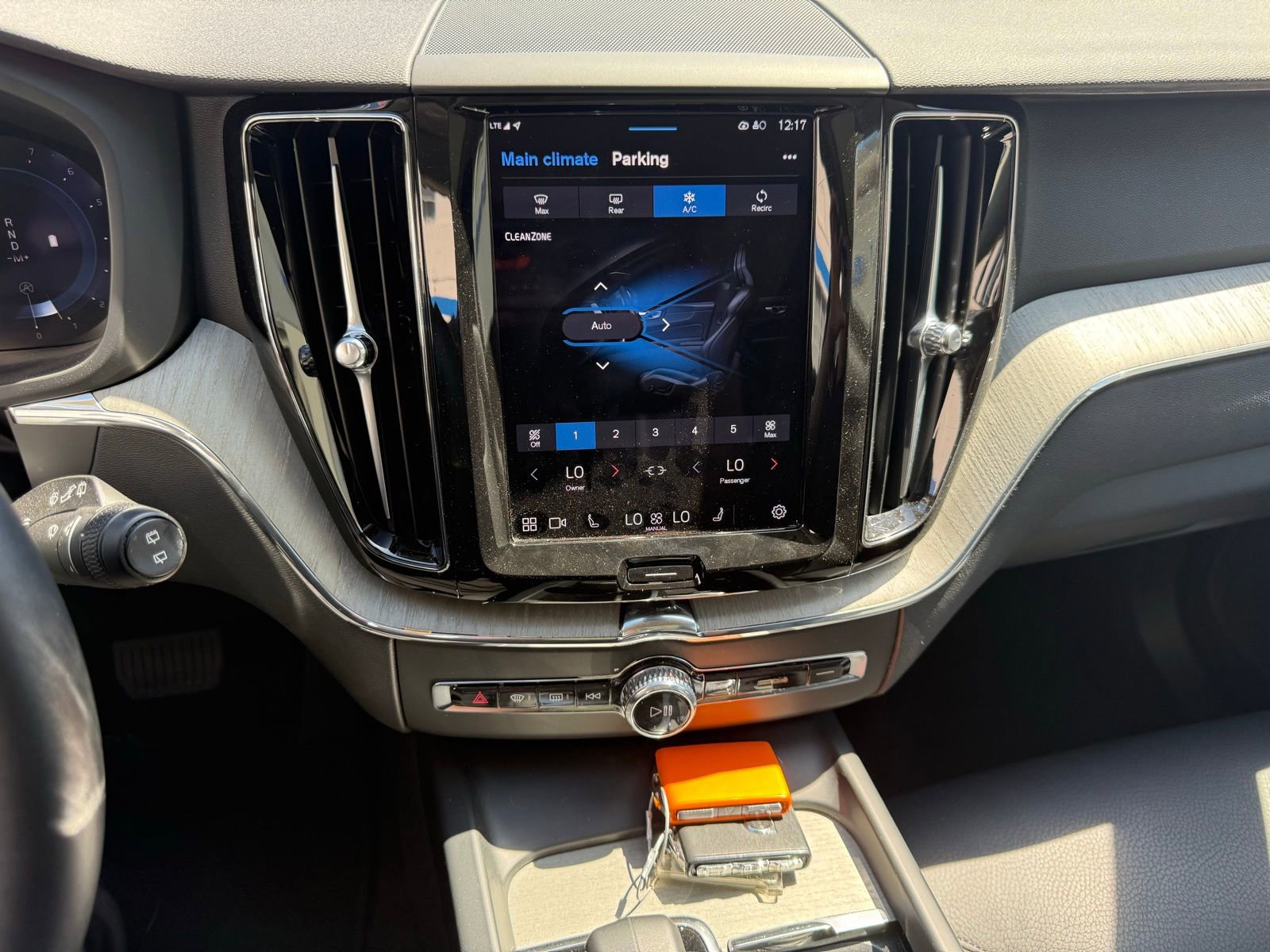 Used 2025 Volvo XC60 B5 Plus image 19