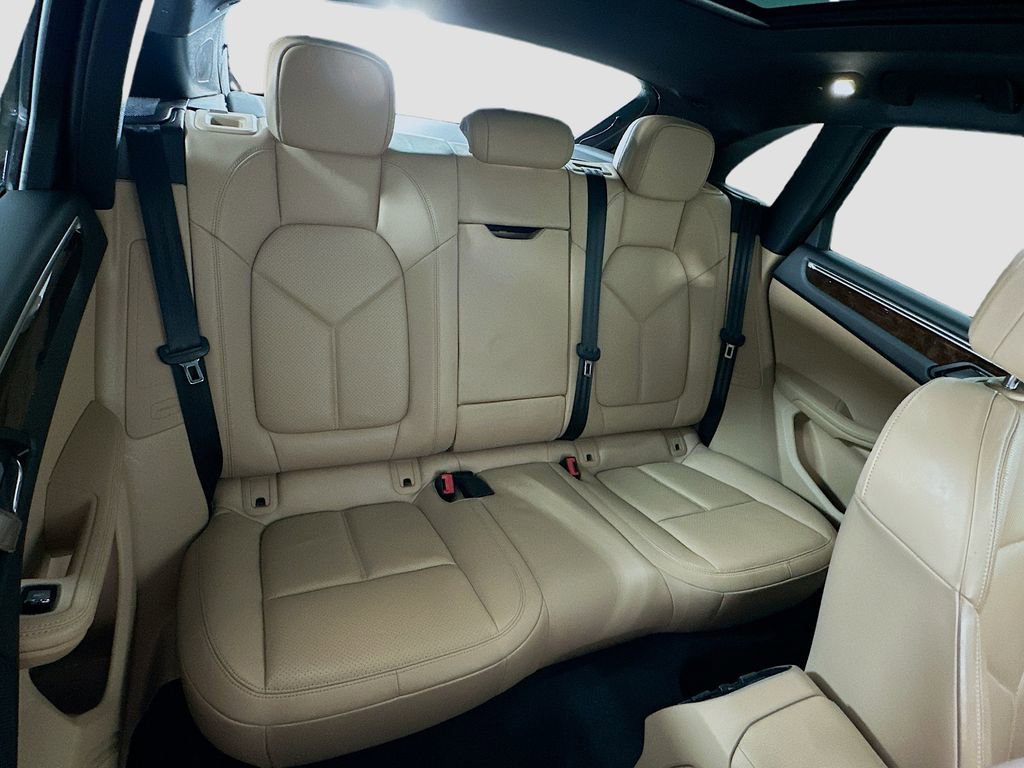 Certified 2023 Porsche Macan AWD/4WD image 29