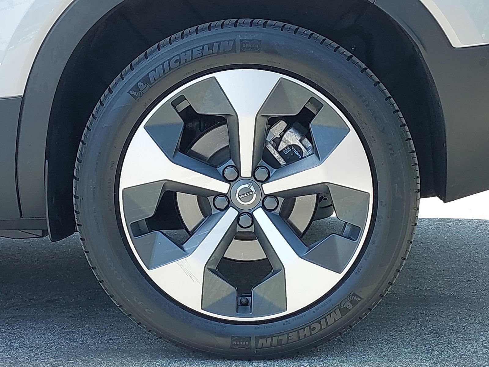 Used 2024 Volvo XC40 B5 Plus AWD/4WD image 33