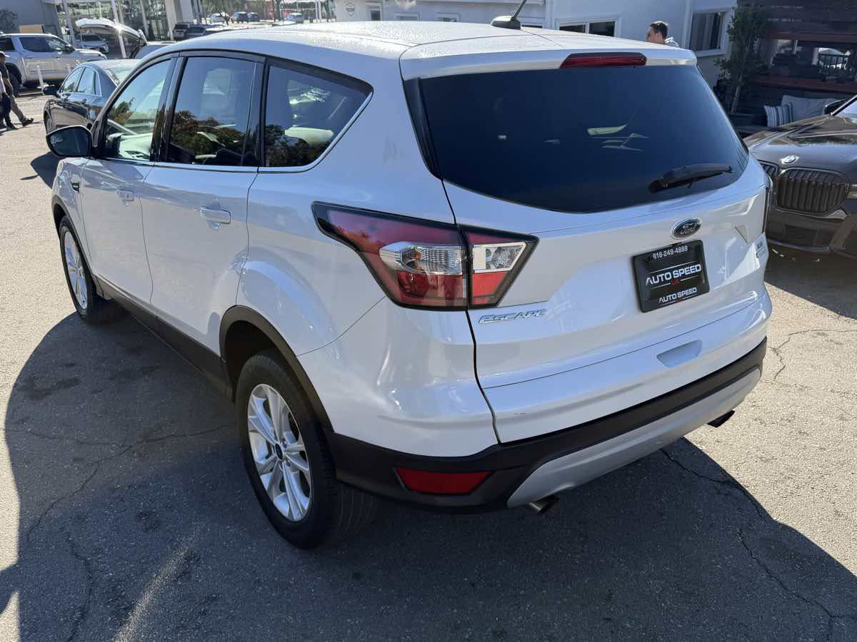 Used 2017 Ford Escape SE image 6