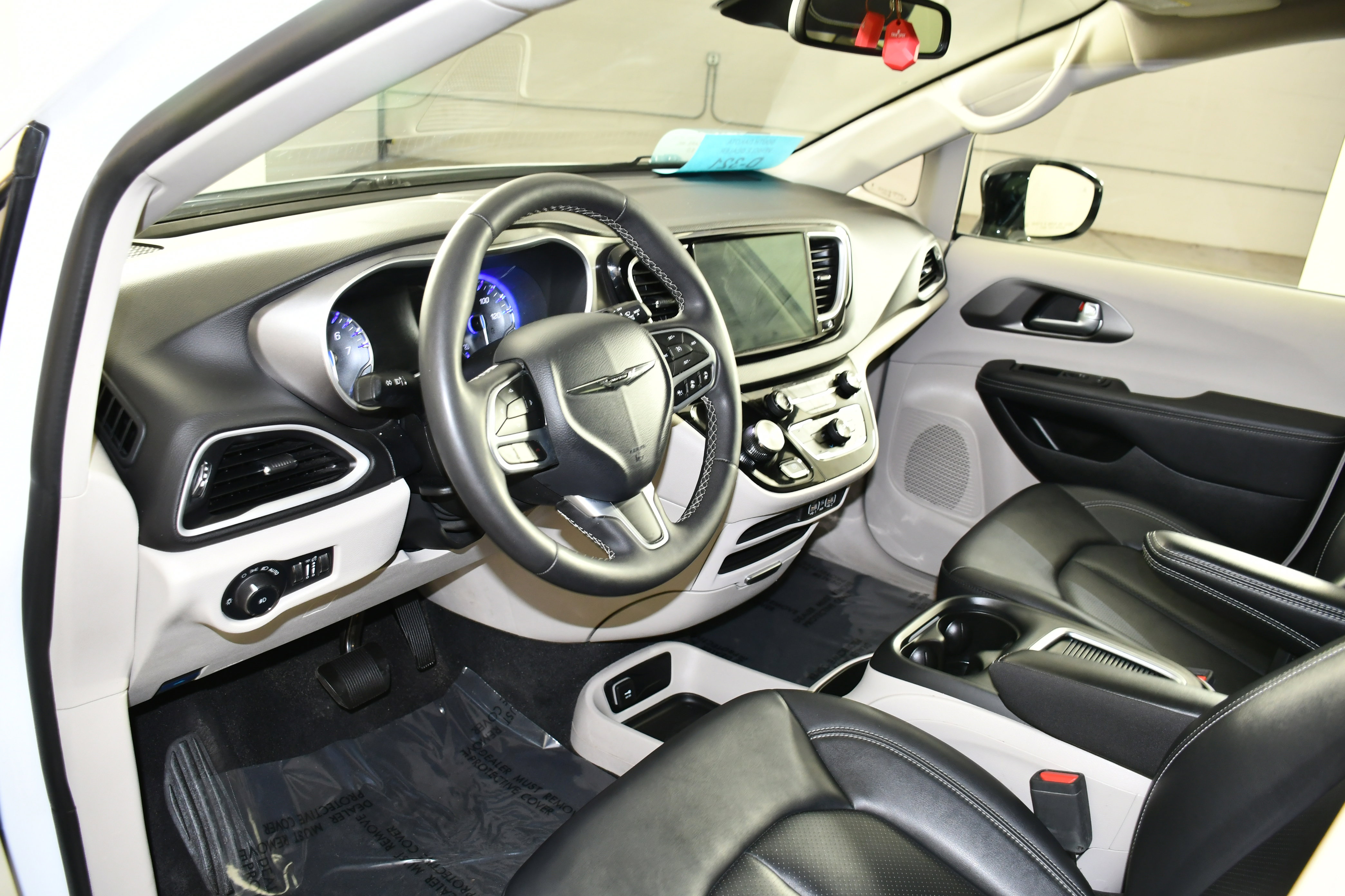 Used 2024 Chrysler Pacifica Touring-L image 2