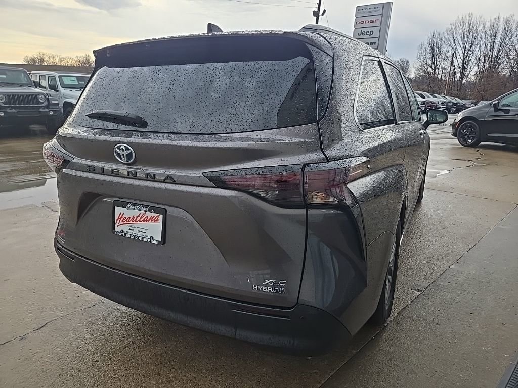 Used 2024 Toyota Sienna XLE image 10