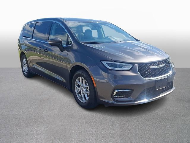 Used 2023 Chrysler Pacifica Touring-L FWD image 3
