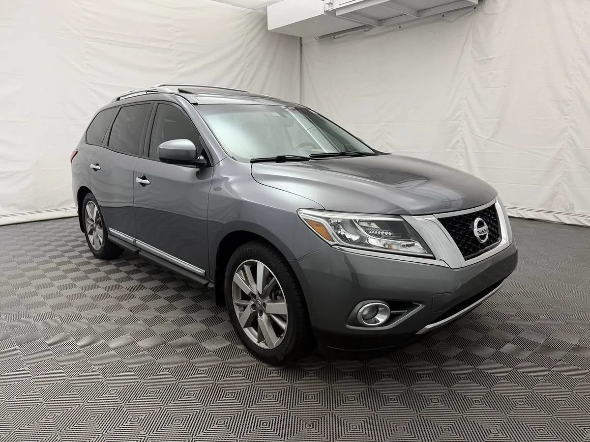 Used 2016 Nissan Pathfinder Platinum w/ Family Entertainment Package FWD image 4