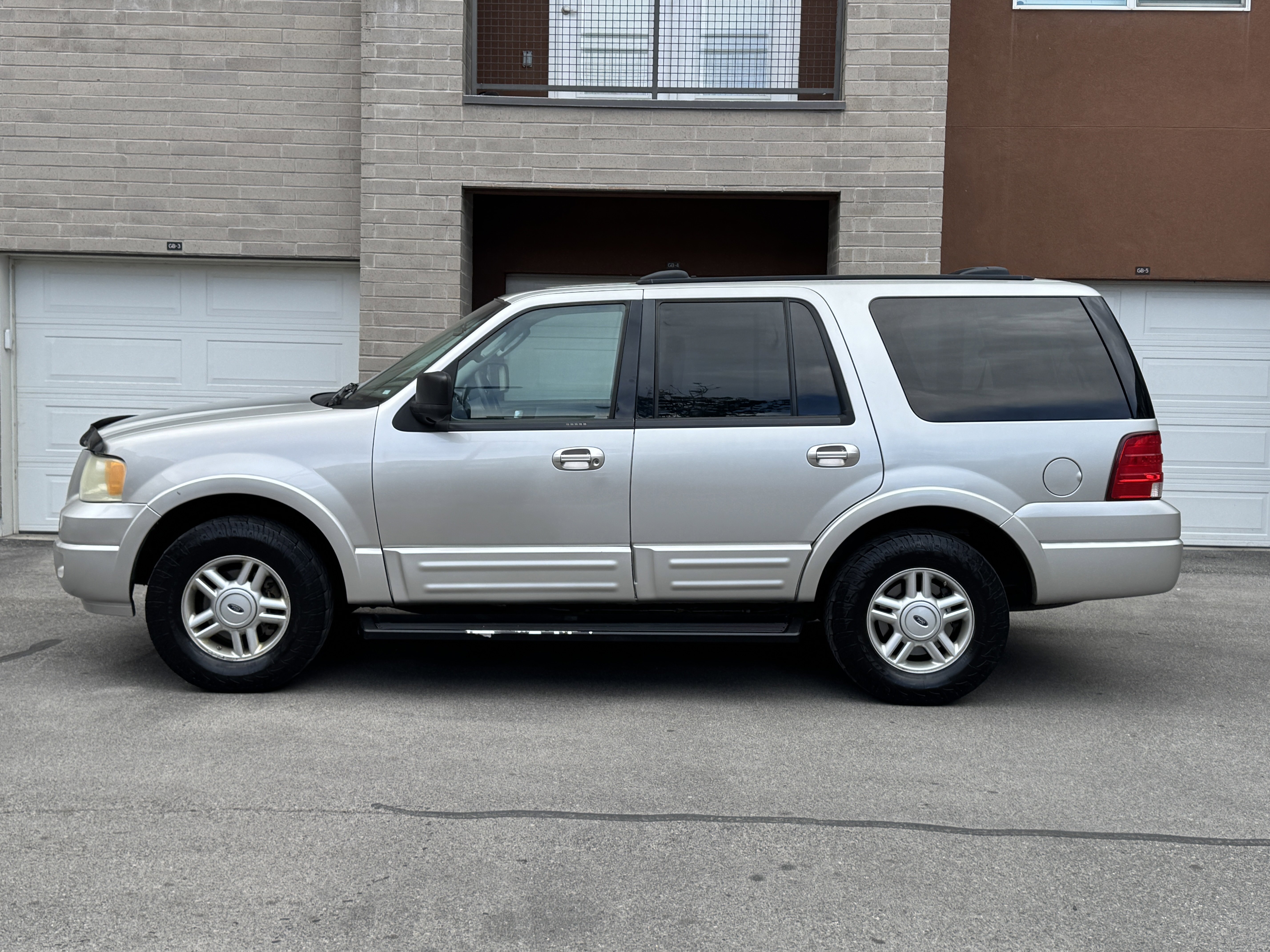 Used 2004 Ford Expedition XLT AWD/4WD image 2