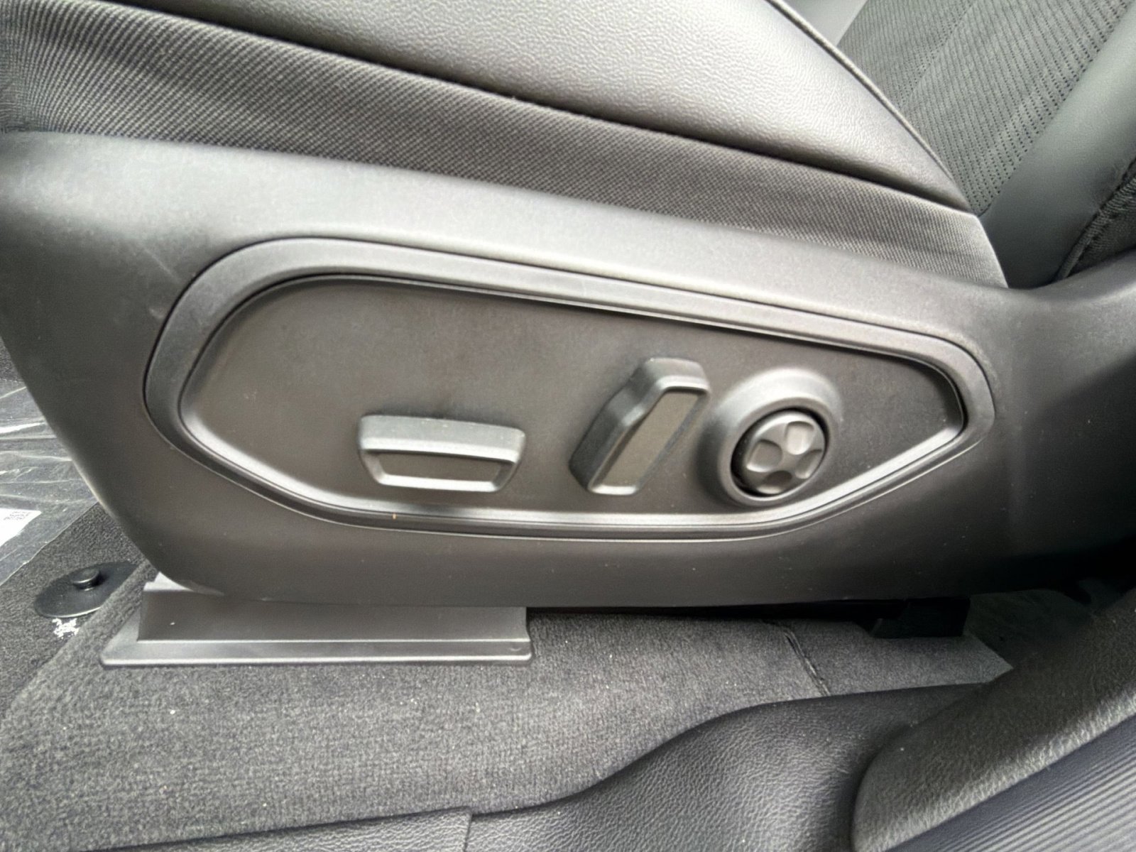 New 2025 Jeep Grand Cherokee Laredo image 14