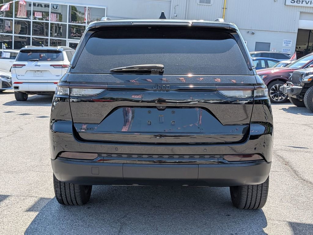 Used 2023 Jeep Grand Cherokee Altitude AWD/4WD image 7