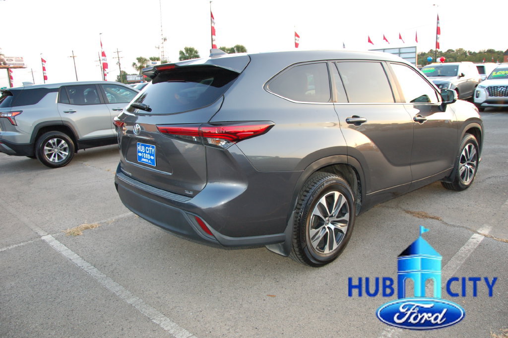Used 2023 Toyota Highlander XLE FWD image 5