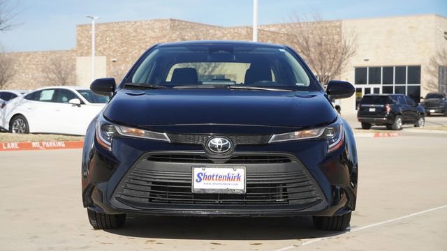 Used 2023 Toyota Corolla LE image 2