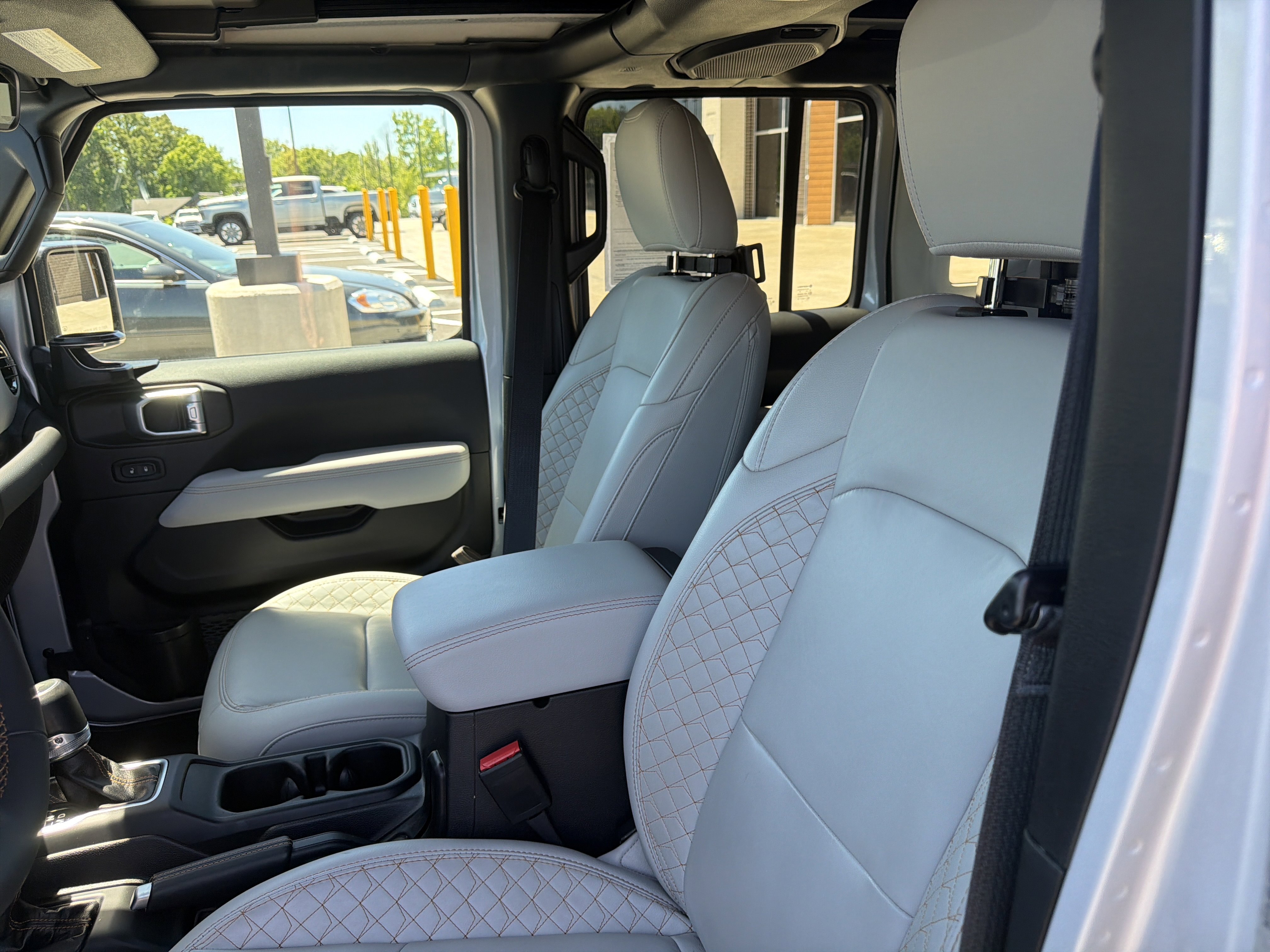 Used 2023 Jeep Wrangler Unlimited Sahara AWD/4WD image 37