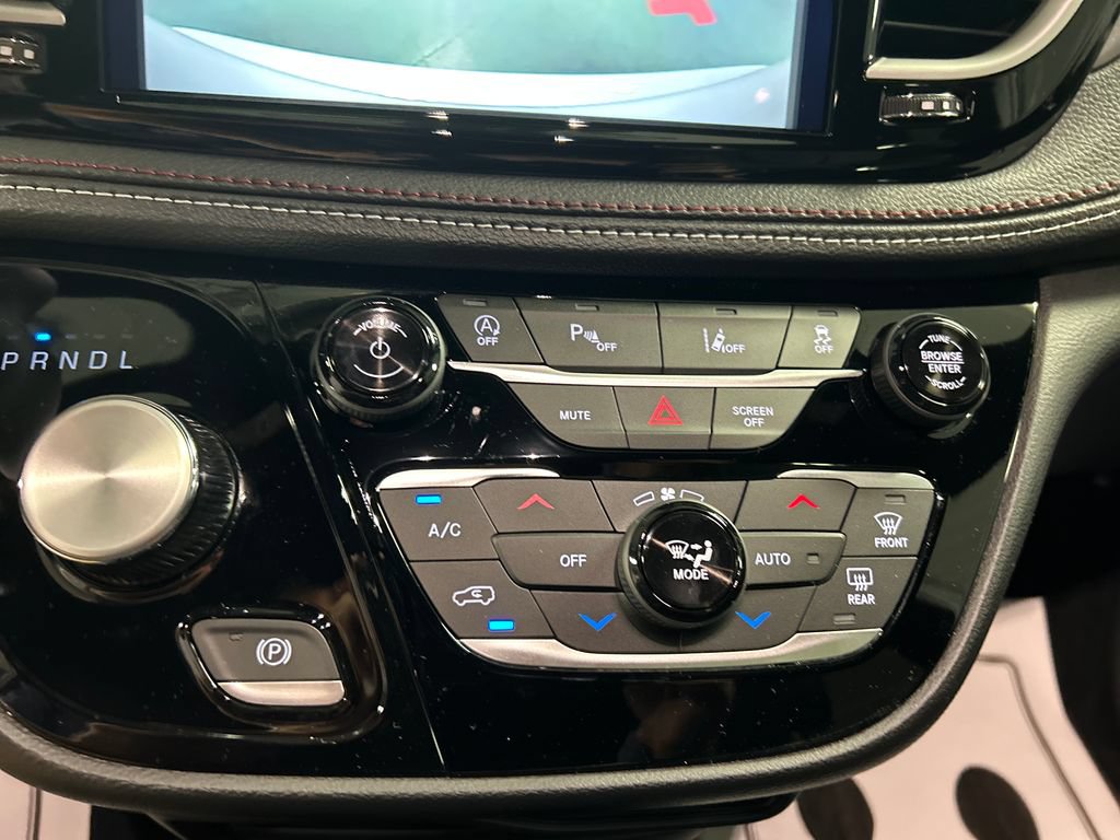 New 2027 Chrysler Pacifica Select FWD image 17