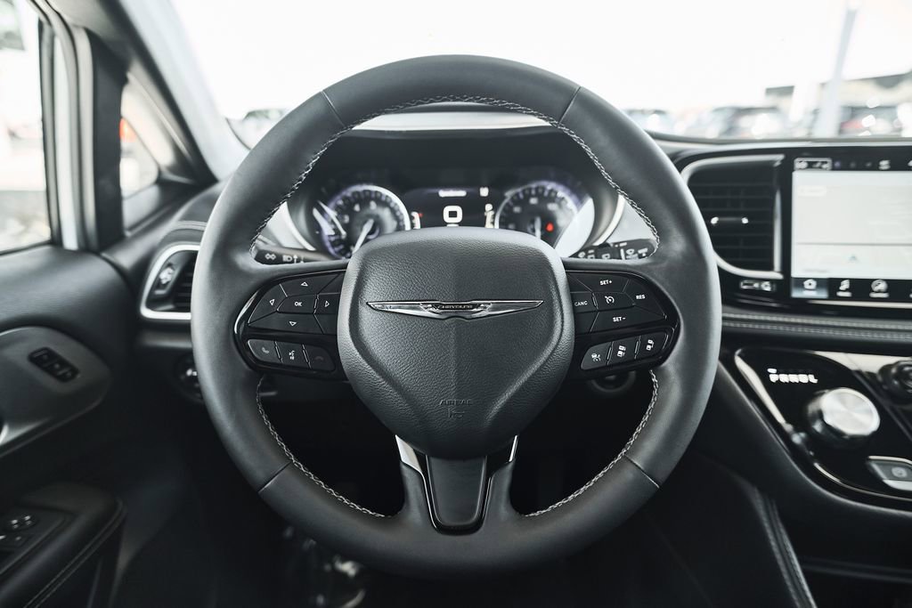 Used 2025 Chrysler Pacifica Limited image 24