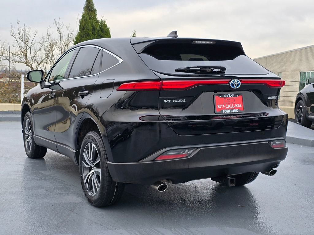 Used 2022 Toyota Venza LE image 3