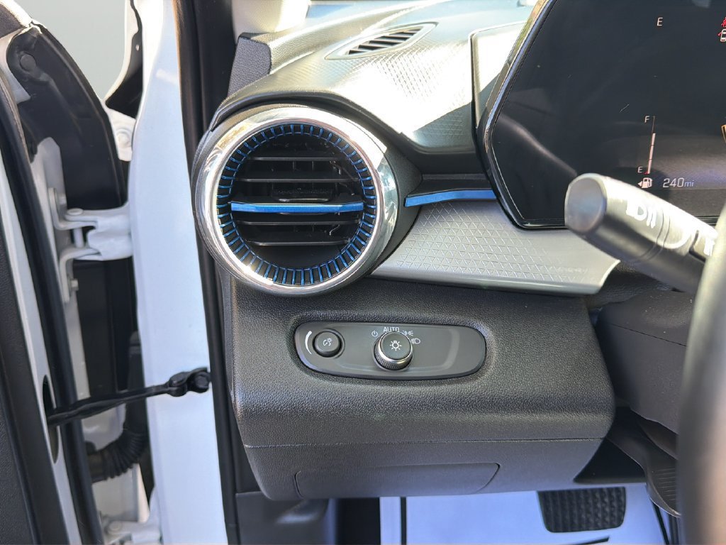 Used 2025 Chevrolet Trax LT w/ LT Convenience Package FWD image 18