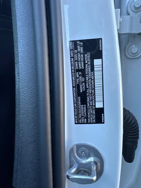 Certified 2025 Volvo XC40 B5 Plus AWD/4WD image 27