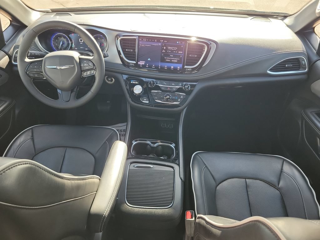 Used 2025 Chrysler Pacifica Limited FWD image 31
