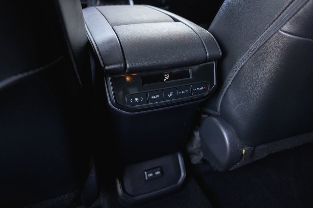 Certified 2024 Toyota Highlander XLE image 27