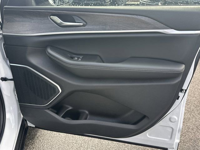 New 2026 Jeep Grand Cherokee Limited w/ Limited Altitude Package RWD image 15