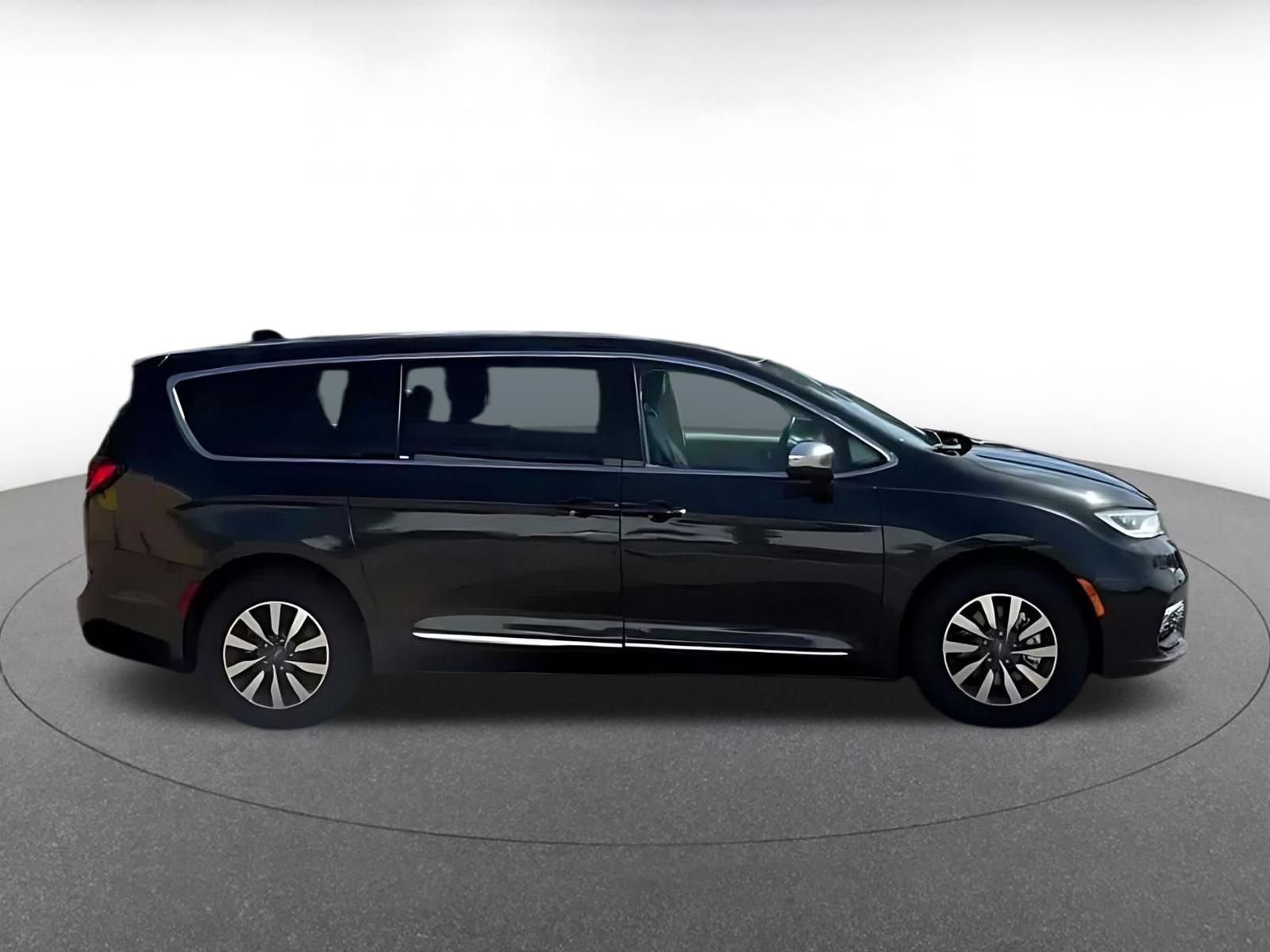 Used 2023 Chrysler Pacifica Limited FWD image 15