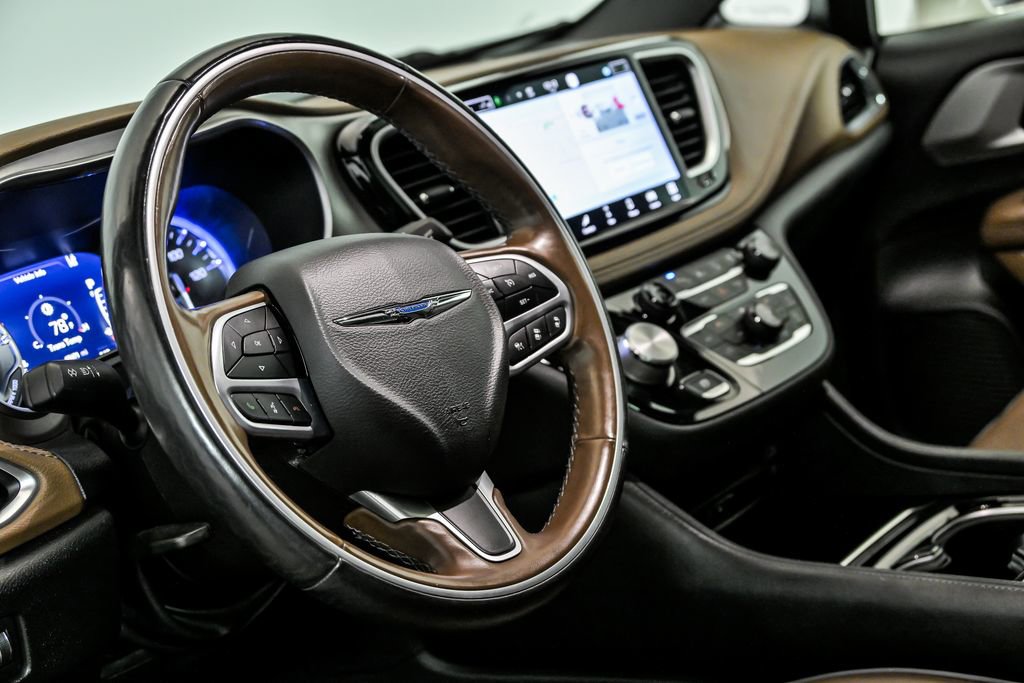 Used 2021 Chrysler Pacifica Limited w/ Uconnect Theater Family Group image 17
