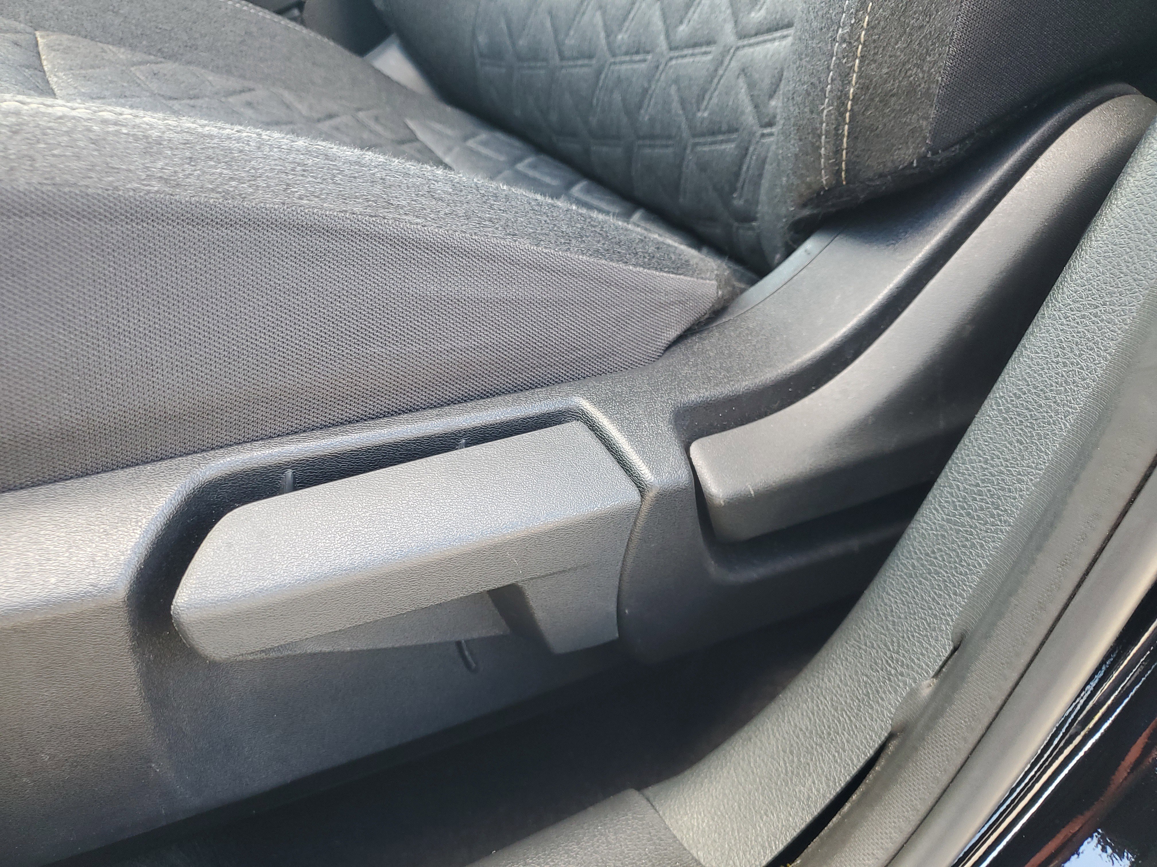 Used 2025 Nissan Kicks SV image 14