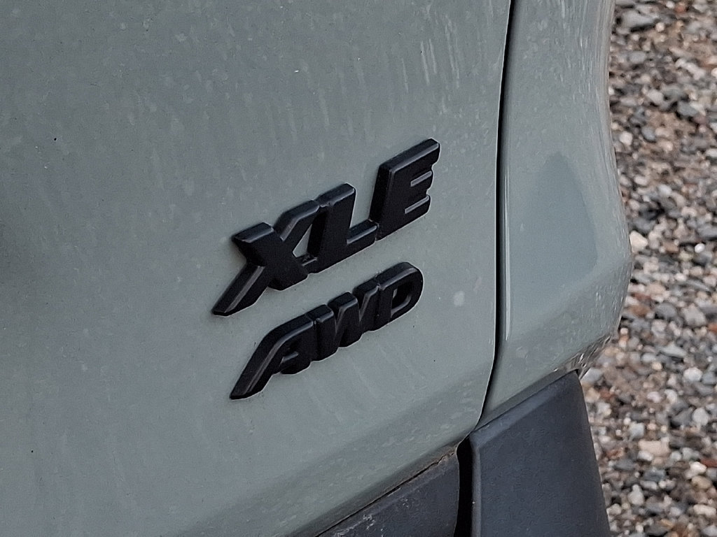 Used 2021 Toyota RAV4 XLE AWD/4WD image 30