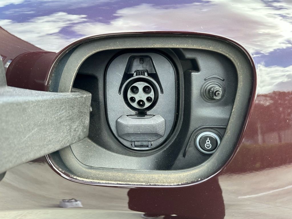 Certified 2025 Porsche Macan 4 Electric image 43