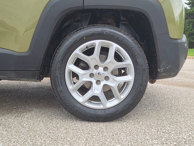 Used 2015 Jeep Renegade Latitude w/ Popular Equipment Group AWD/4WD image 9