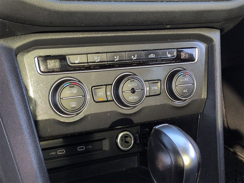 Used 2021 Volkswagen Tiguan SE w/ Panoramic Sunroof Package image 26