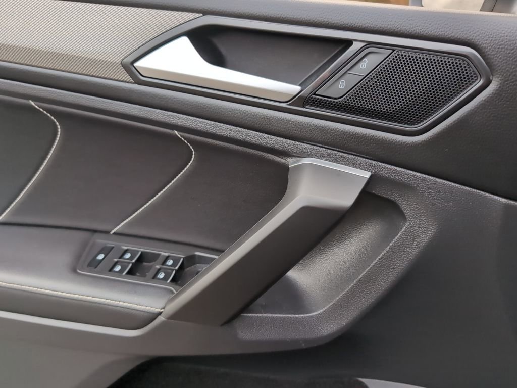 Used 2023 Volkswagen Tiguan SE w/ Panoramic Sunroof Package image 24